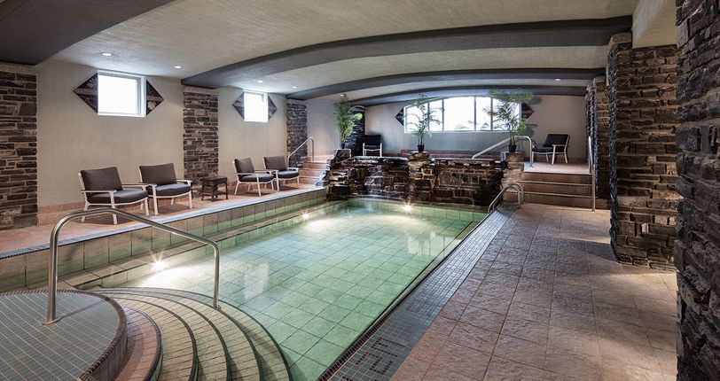 Great on-site facilities including pool and hot tub. Photo: Royal Canadian Lodge - image_6
